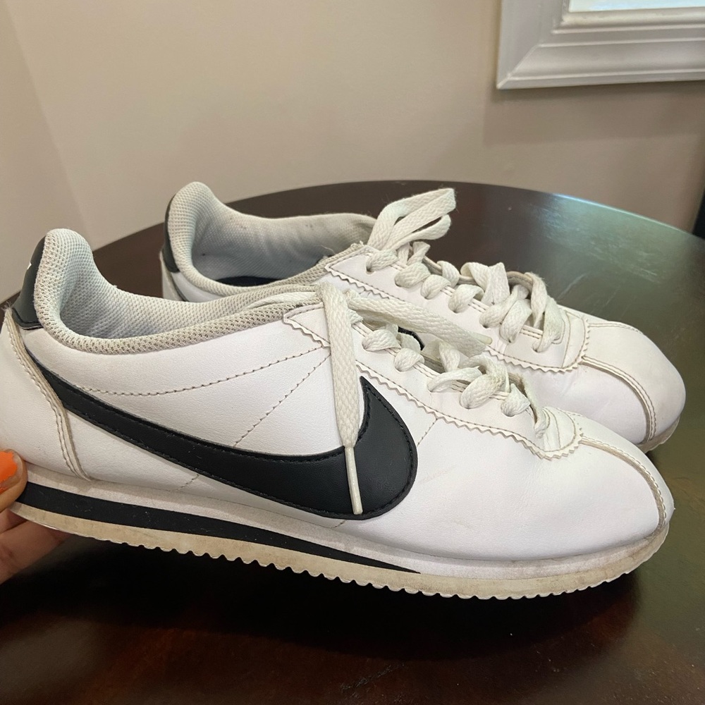 Wmns Classic Cortez Leather “white black” Nike sneakers